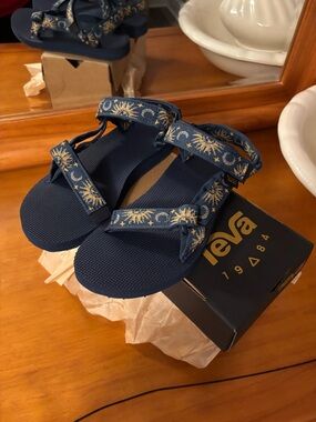 Women’s Teva Original Universal Sport Sandal Gold Sun & Moon Print Size: 7 NWT